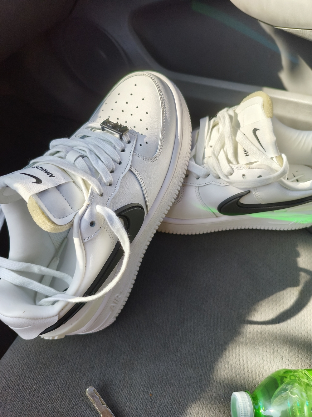Nike White Athletic Sneakers with Black Swoosh Size 6.5 Mens.